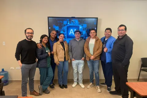 Equipo de profesionales de la salud que tomó una capacitación de IA aplicada a su área de trabajo.