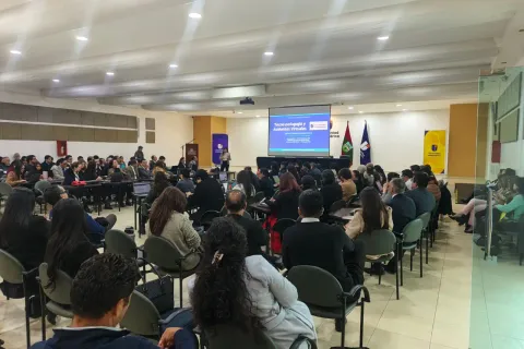 Capacitación de tecno-pedagogía y asistentes virtuales dictada en la Universidad Indoamérica, auditorio lleno.
